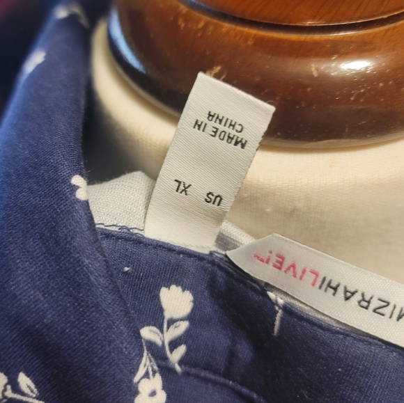 NWOT.. Isaac Mizrahi Ditsy Floral Printed Knit Top - Picture 3 of 10